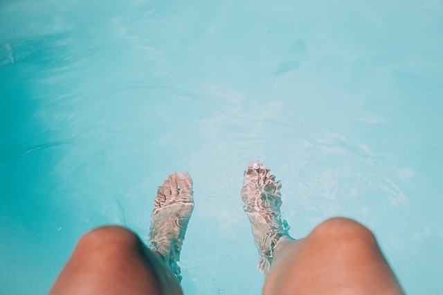 nohy v čisté vodě