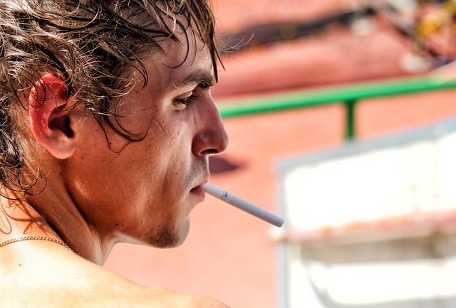 Partner stále kouří klasické cigarety. 